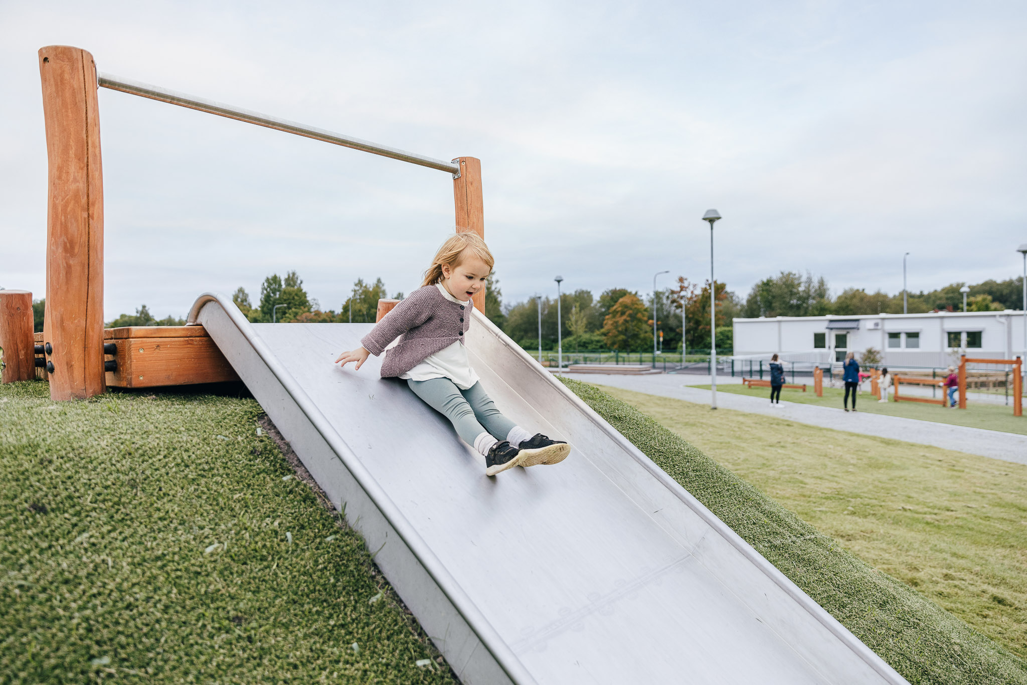 Lekande barn ute på stor lekplats på Hamre förskola i Västerås