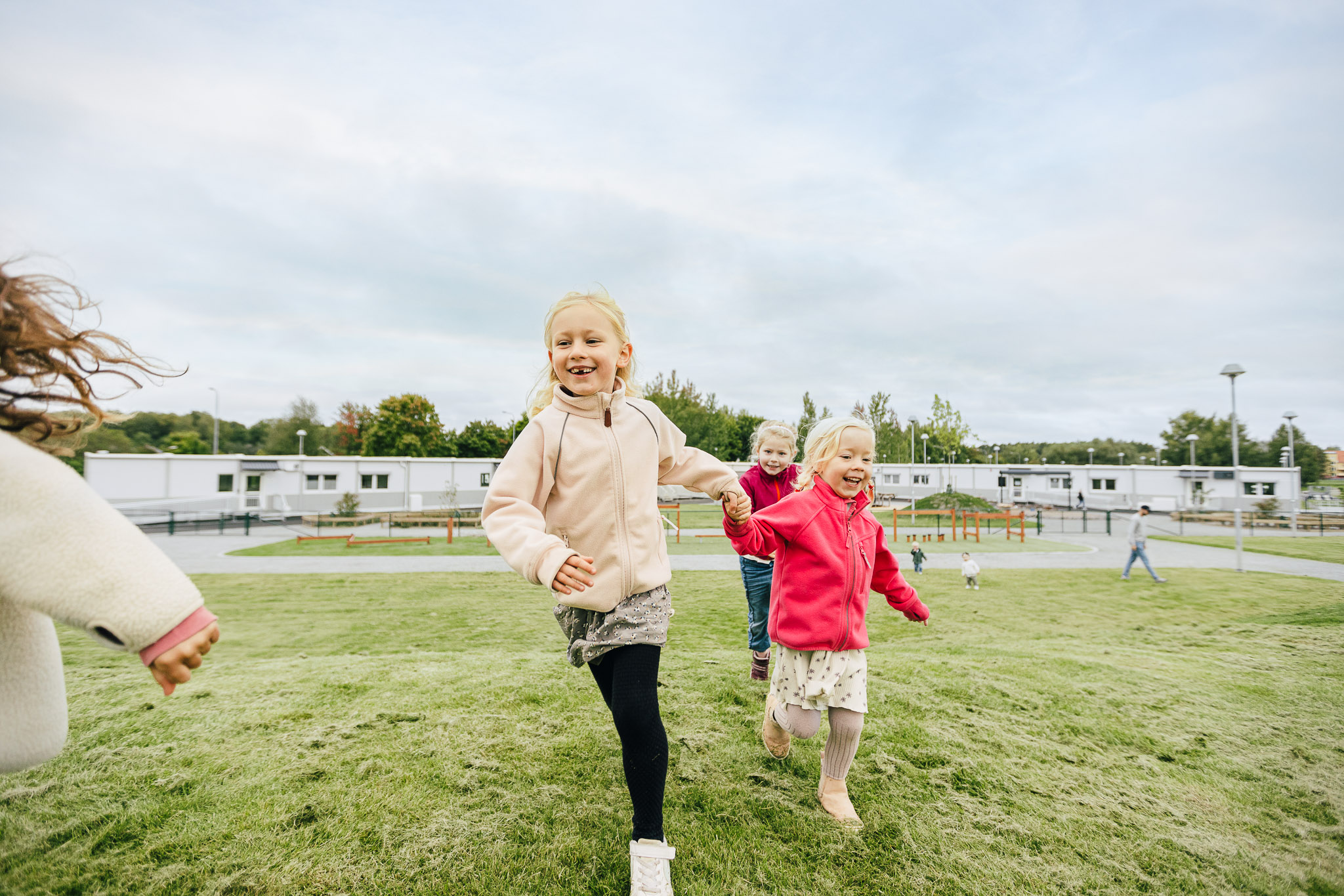 Lekande barn ute på stor lekplats på Hamre förskola i Västerås