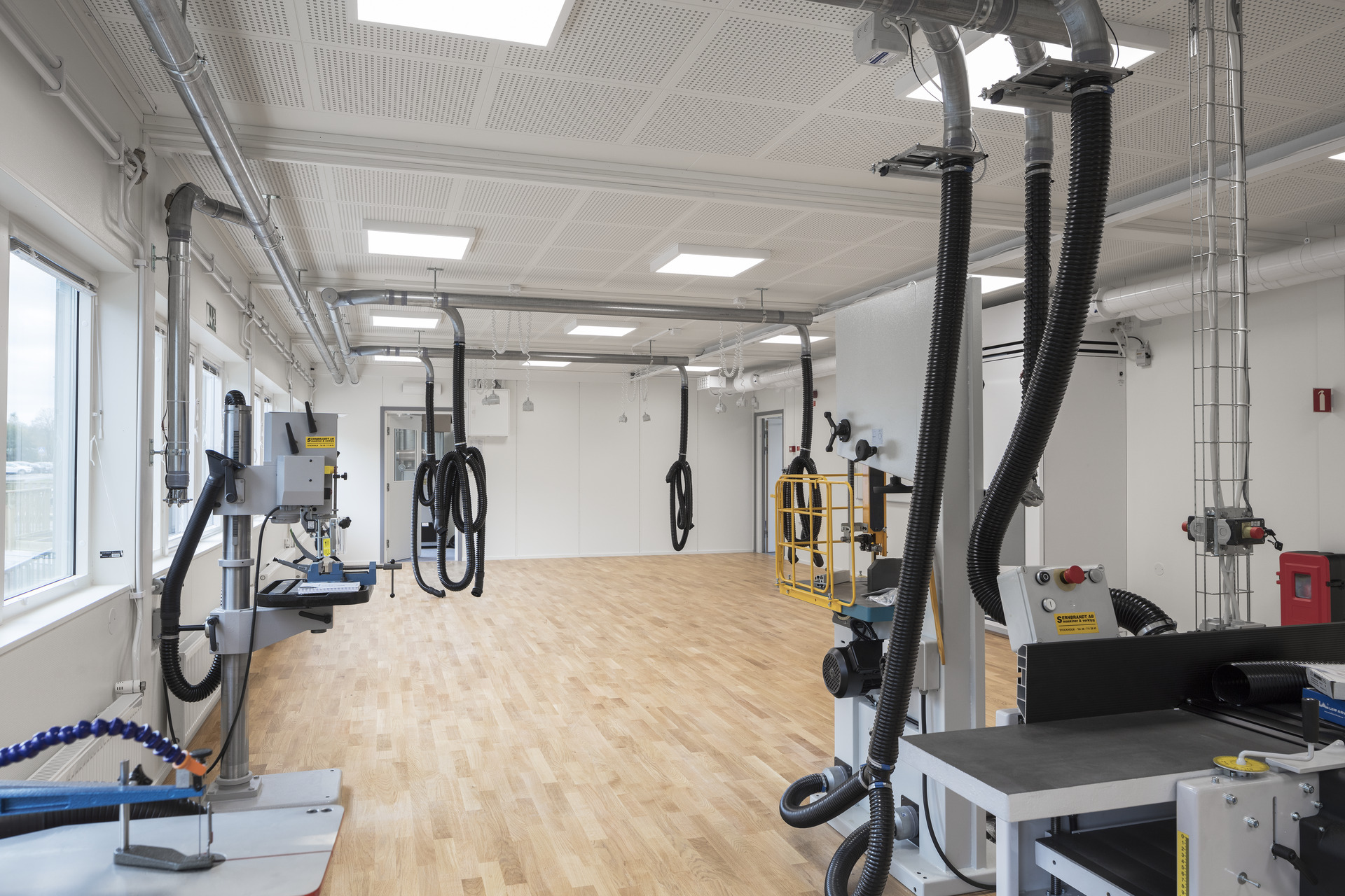 Slöjdsal i skolans modullösning från Expandia, utrustad med träbearbetningsmaskiner, punktutsug, arbetsytor och god belysning anpassad för undervisning i praktiska ämnen.