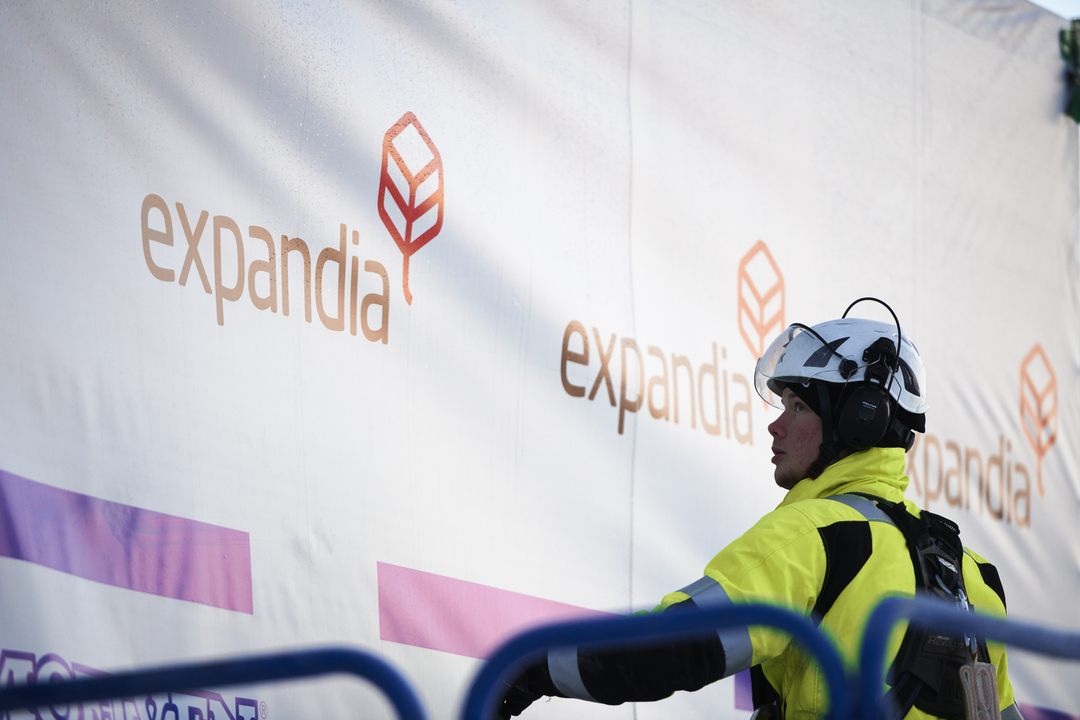 Montage av skolmoduler från Expandia vid Porsnässkolan i Norrfjärden, där montör arbetar vid modul under installationsfas.