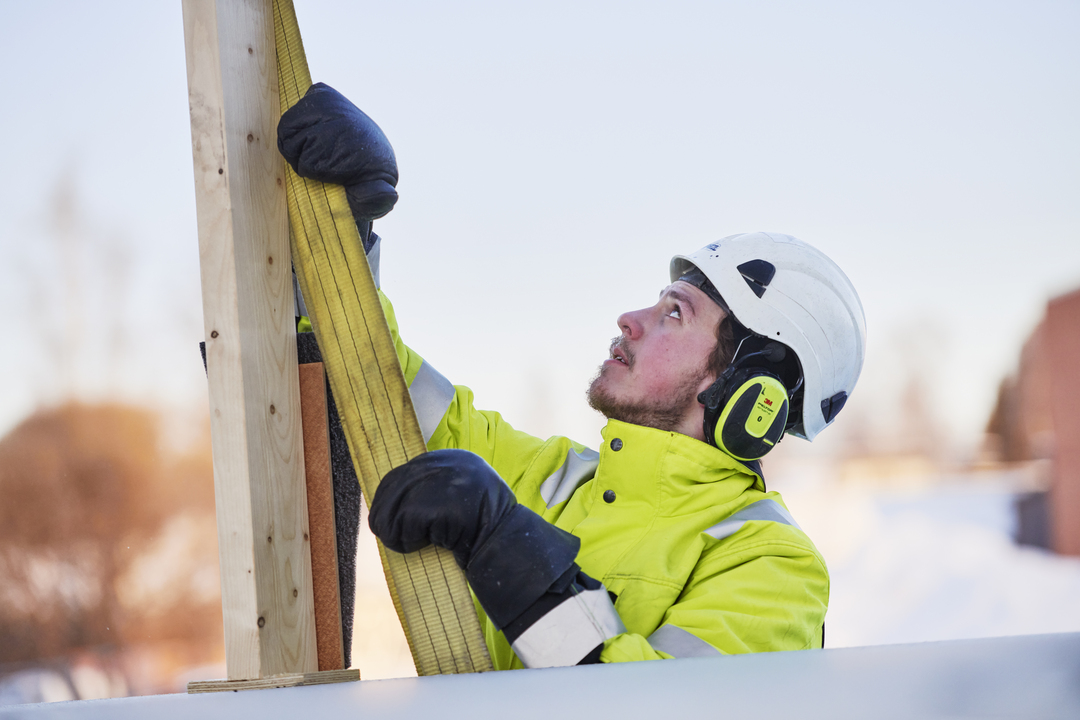 Montagearbete vid installation av skolmoduler från Expandia på Porsnässkolan i Norrfjärden, där montör arbetar med säker montering på plats.