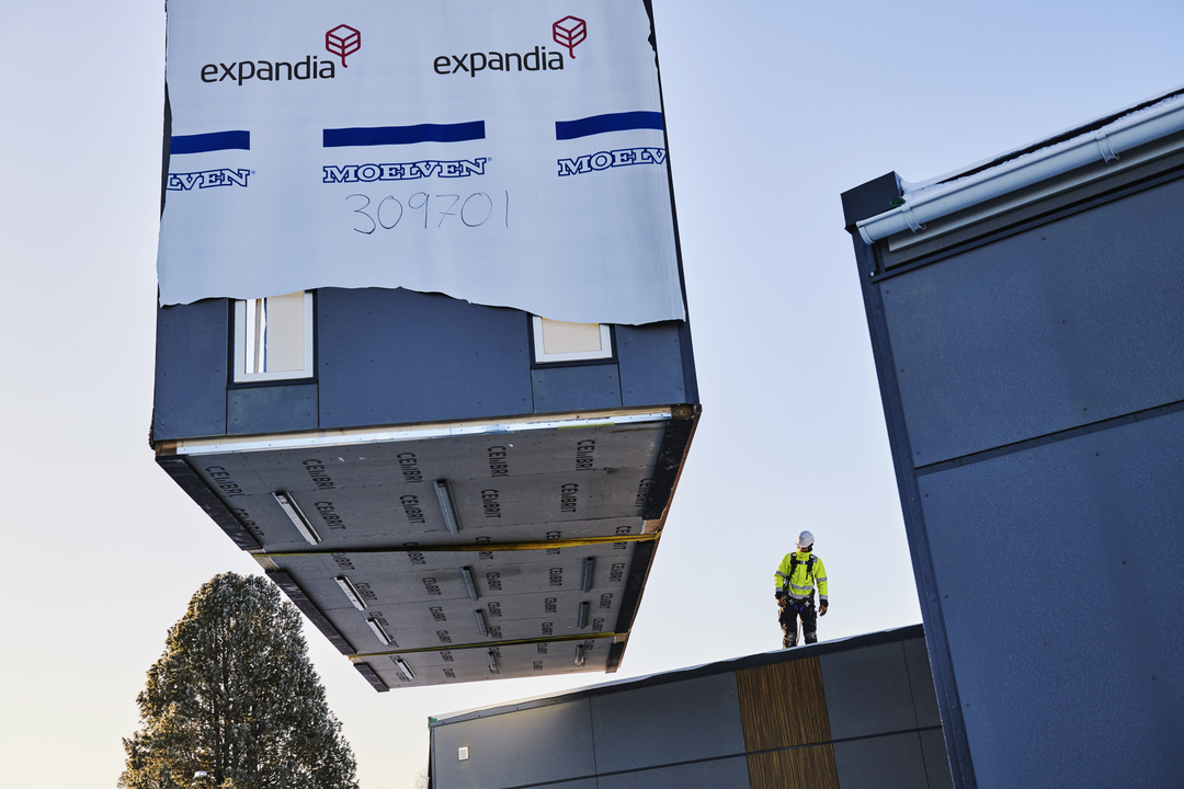 Lyft och montage av skolmodul från Expandia vid Porsnässkolan i Norrfjärden, där modul placeras på plats som del av flexibel skollösning.