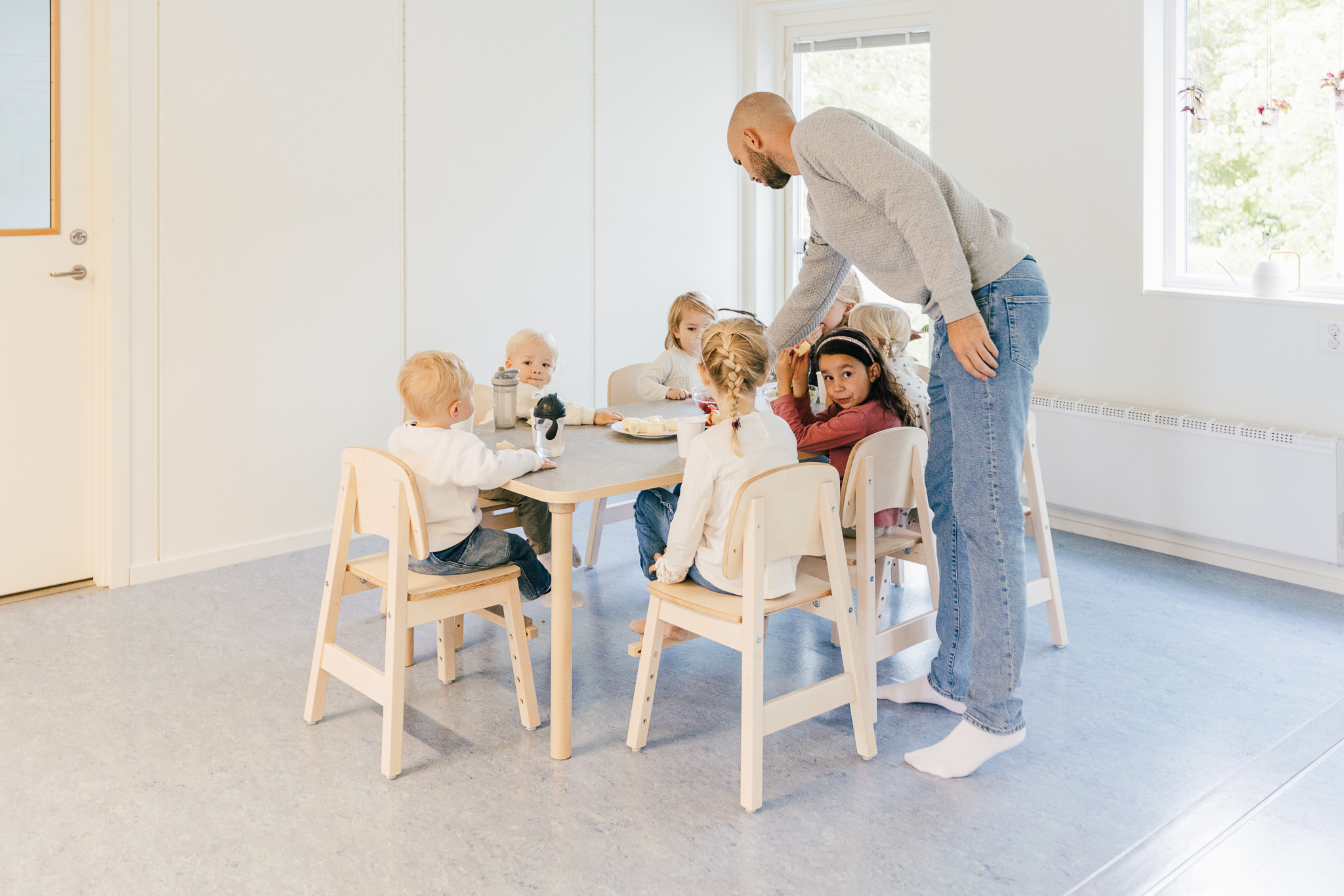 fikastund på Hamre förskola i Västerås, barn som äter och förskolelärare ställer fram fika