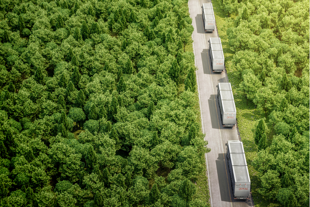 lastbilar på rad, expandiamoduler på väg