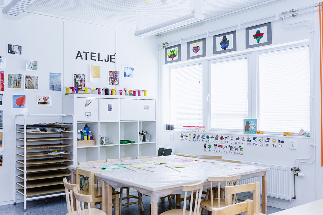 Storseglets förskola i moduler i Henriksdal med bord, material och barnens konst