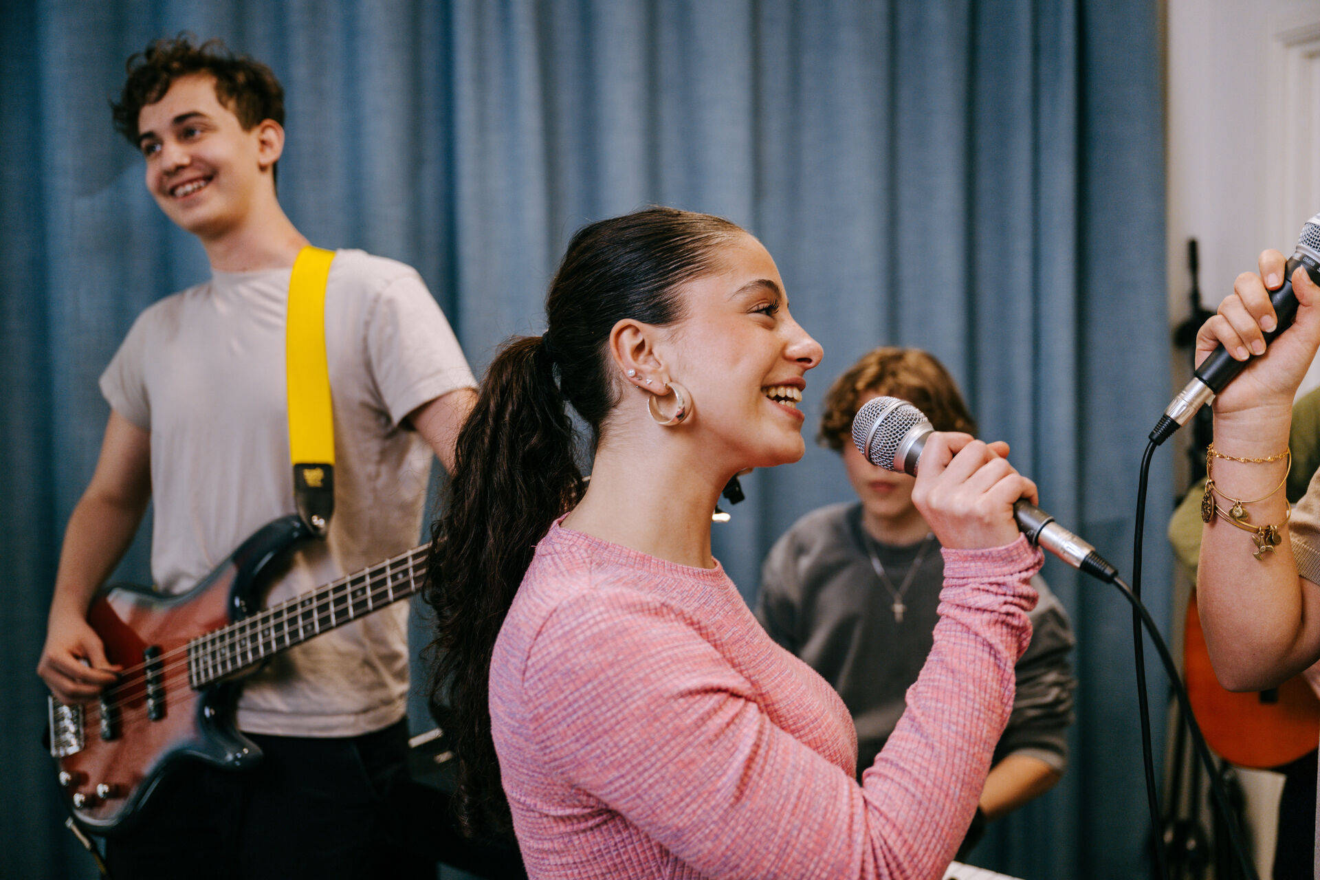 Elever har musiklektion i skolans kreativa miljö. Undervisningen sker i en modullösning från Expandia vid Ekens skola i Hammarby Sjöstad.