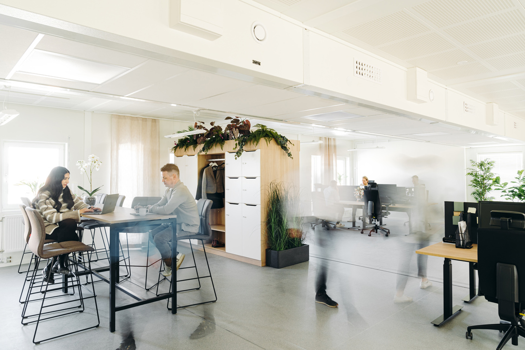 en modern arbetsplats med medarbetare i Expandias kontorsmoduler