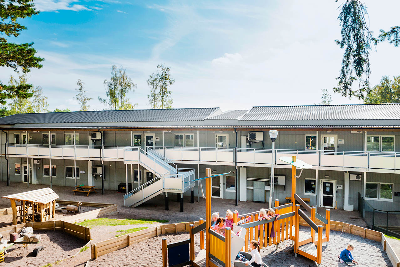 Förskolan Milot i Ursvik med fin och stor lekpark och lekyta utanför paviljongen, lekande glada barn