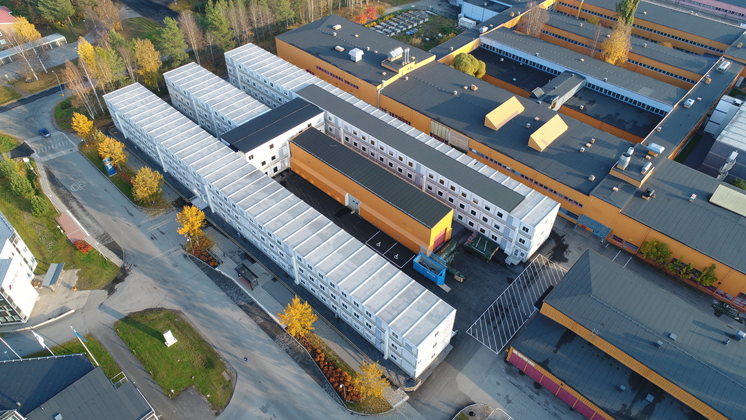 Luleå tekniska universitet undervisningssalar och kontorsmoduler. Översiktsbild uppifrån av ett område med moduler från Expandia i raka rader intill permanenta byggnader.