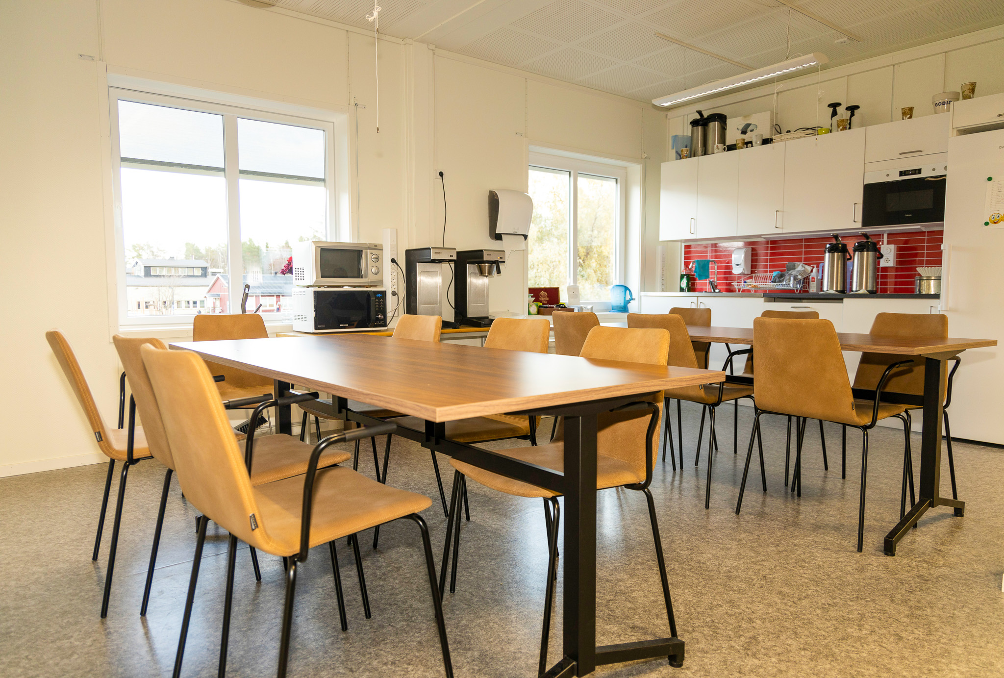 Personalrum med pentry och sittplatser i skolmoduler från Expandia på Hertsöskolan i Luleå, utformat för pauser och samarbete.