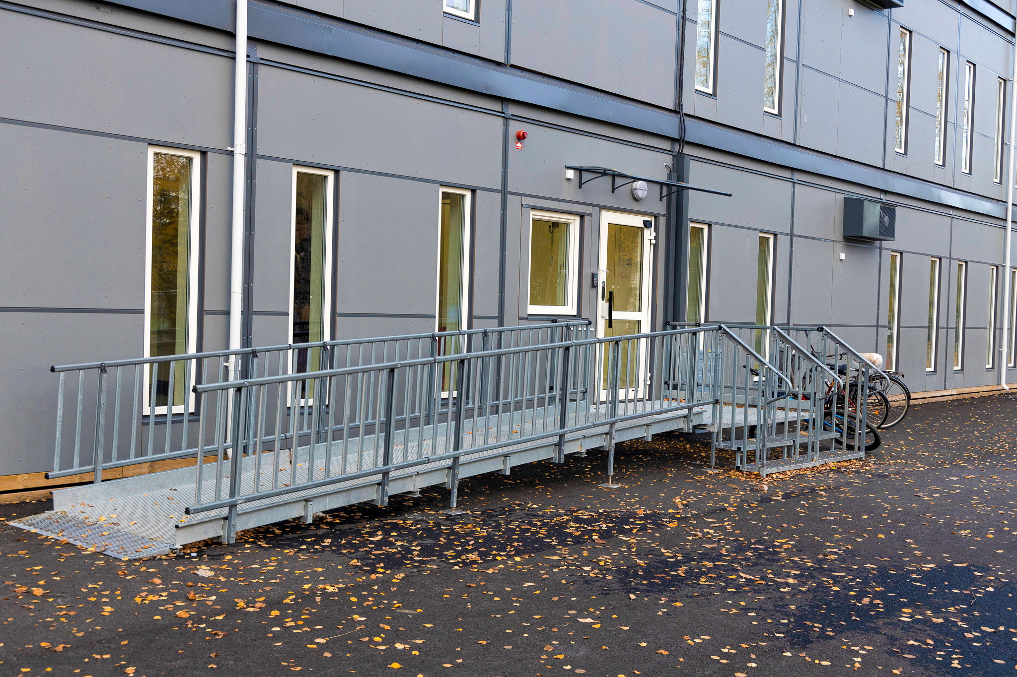 Entré med ramp och tillgänglighetsanpassning vid skolmoduler från Expandia på Hertsöskolan i Luleå, utformad för trygg och inkluderande skolmiljö.