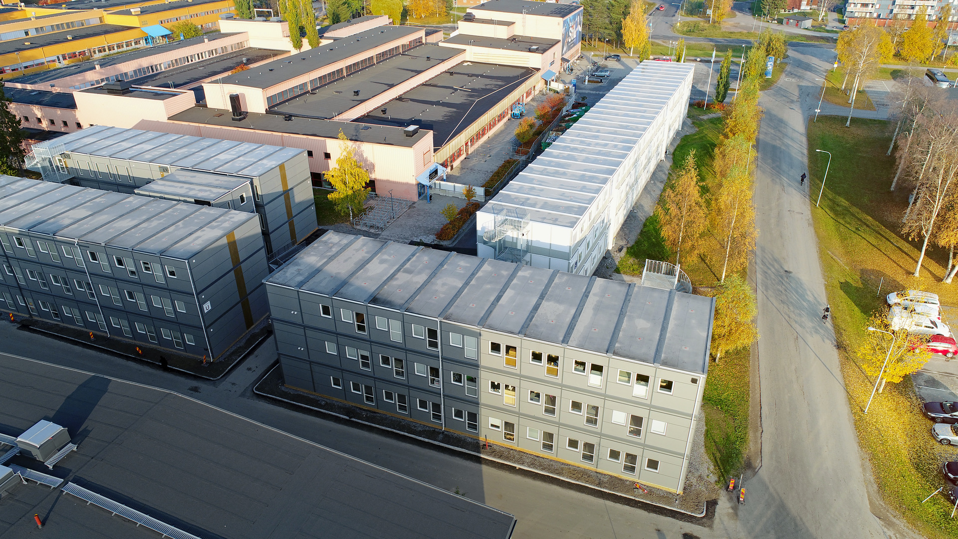 Luleå tekniska universitet undervisningssalar och kontorsmoduler. Översiktsbild uppifrån av ett område med moduler från Expandia i raka rader intill permanenta byggnader.
