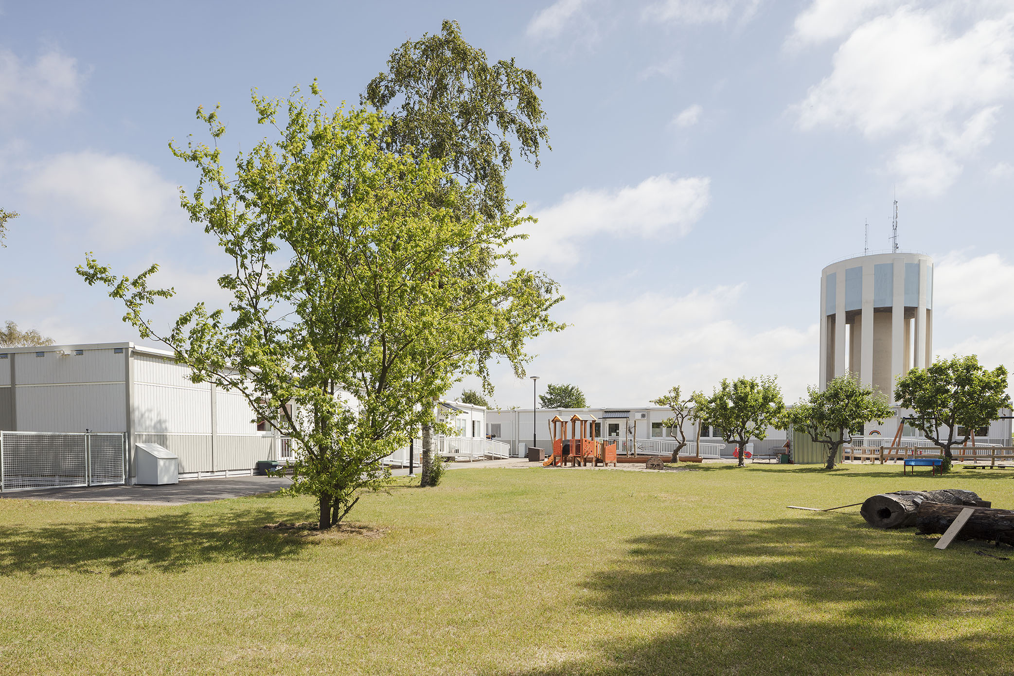 Högalids förskola i Trelleborg, fasad, träd och gröntområde runt förskolepaviljong