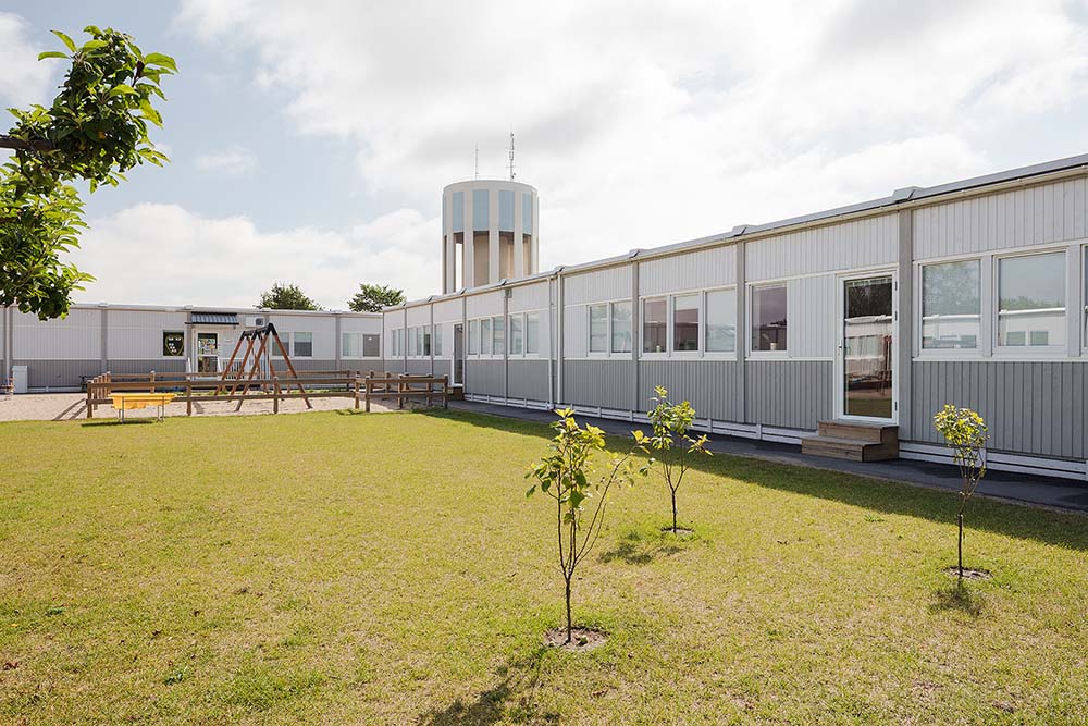 Högalids förskola i Trelleborg, fasad, träd och gröntområde runt förskolepaviljong