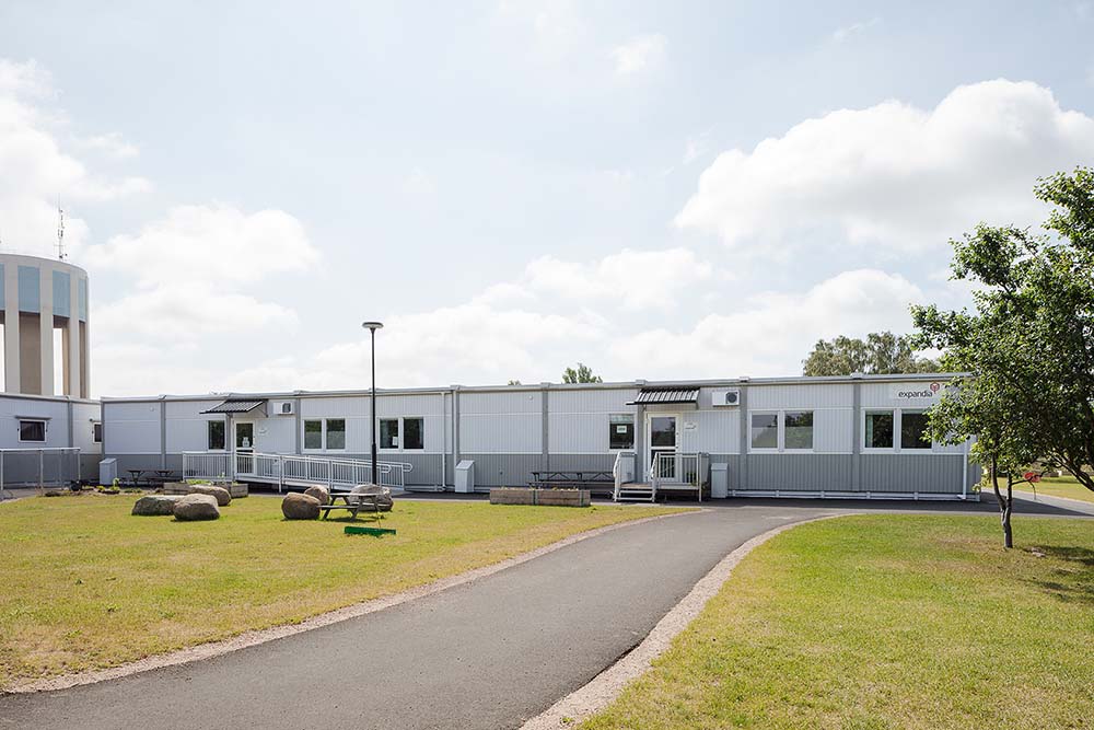 Högalids förskola i Trelleborg, fasad, träd och gröntområde runt förskolepaviljong