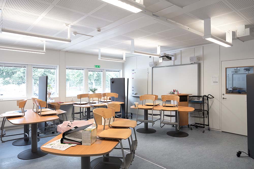 Invändig skolmiljö i modullösning från Expandia vid Rebbelberga skola i Ängelholm. Ljust klassrum med flexibla möbler, whiteboard, god akustik och stora fönster som ger bra dagsljus.