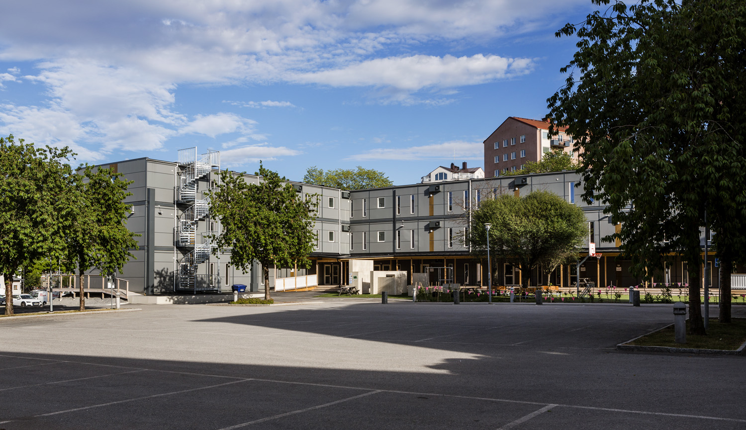 Skolmoduler från Expandia vid Årstaskolan i Gullmarsplan, flexibel skollösning med flera våningsplan runt öppen skolgård i stadsmiljö.