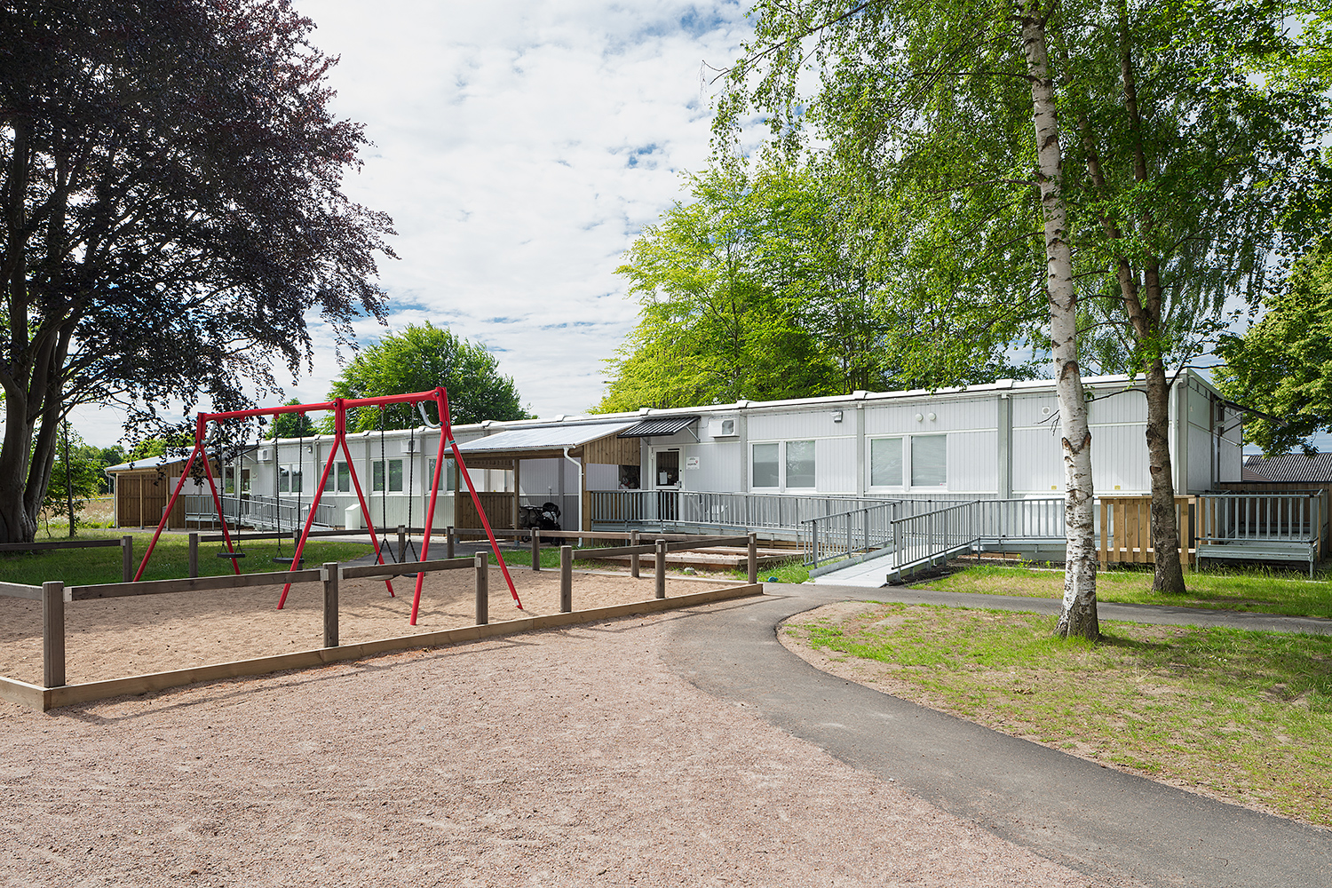 Fasad Nordala förskola i Vallås, med lekpark framför entré och tillgänglighetsanpassad ramp
