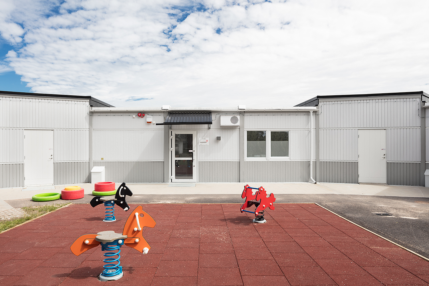 Fasad Nordala förskola i Vallås, lekpark