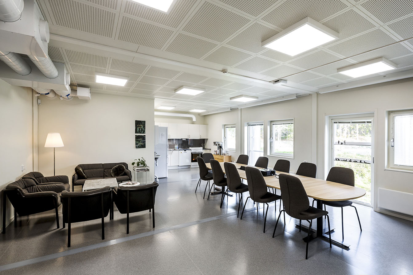 Expandia moduler personalrum i Oxelgrenshagens förskola i södertälje, bord med stolar