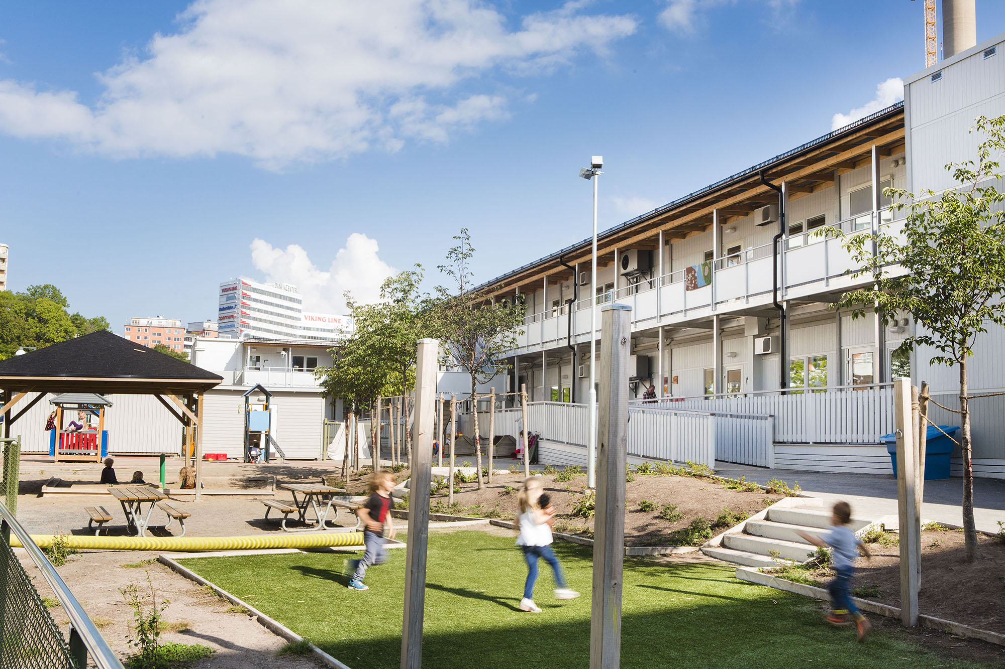 Utemiljö vid Storseglets förskola i Henriksdal med lekgård i Expandias förskolemoduler