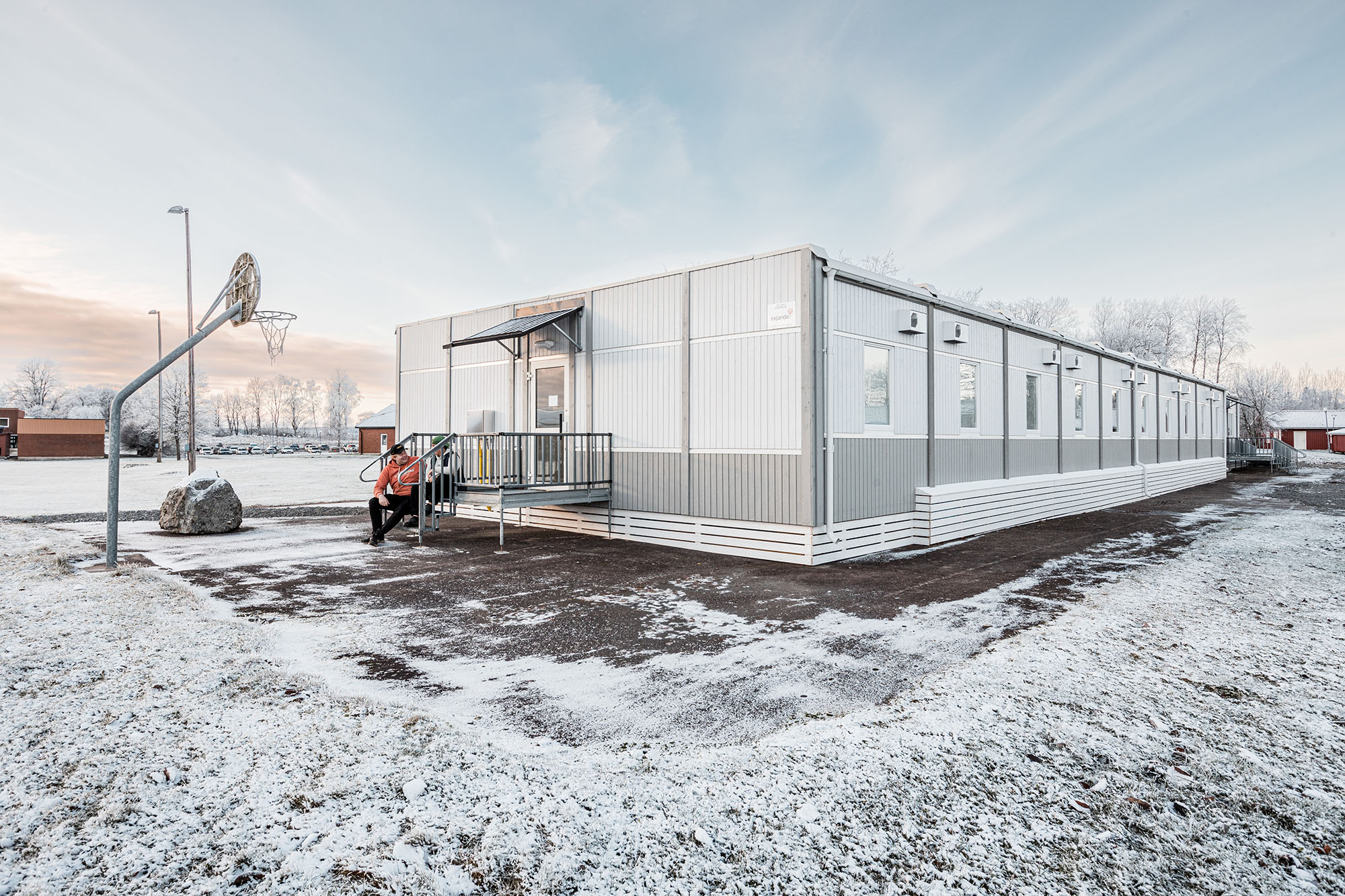 Elevboendemoduler från Expandia vid Ösby naturbruksgymnasium i vintermiljö.
