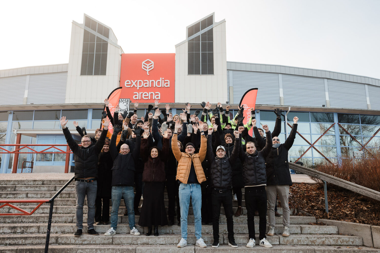 Invigningen av expandia arena med medarbetare som jublar
