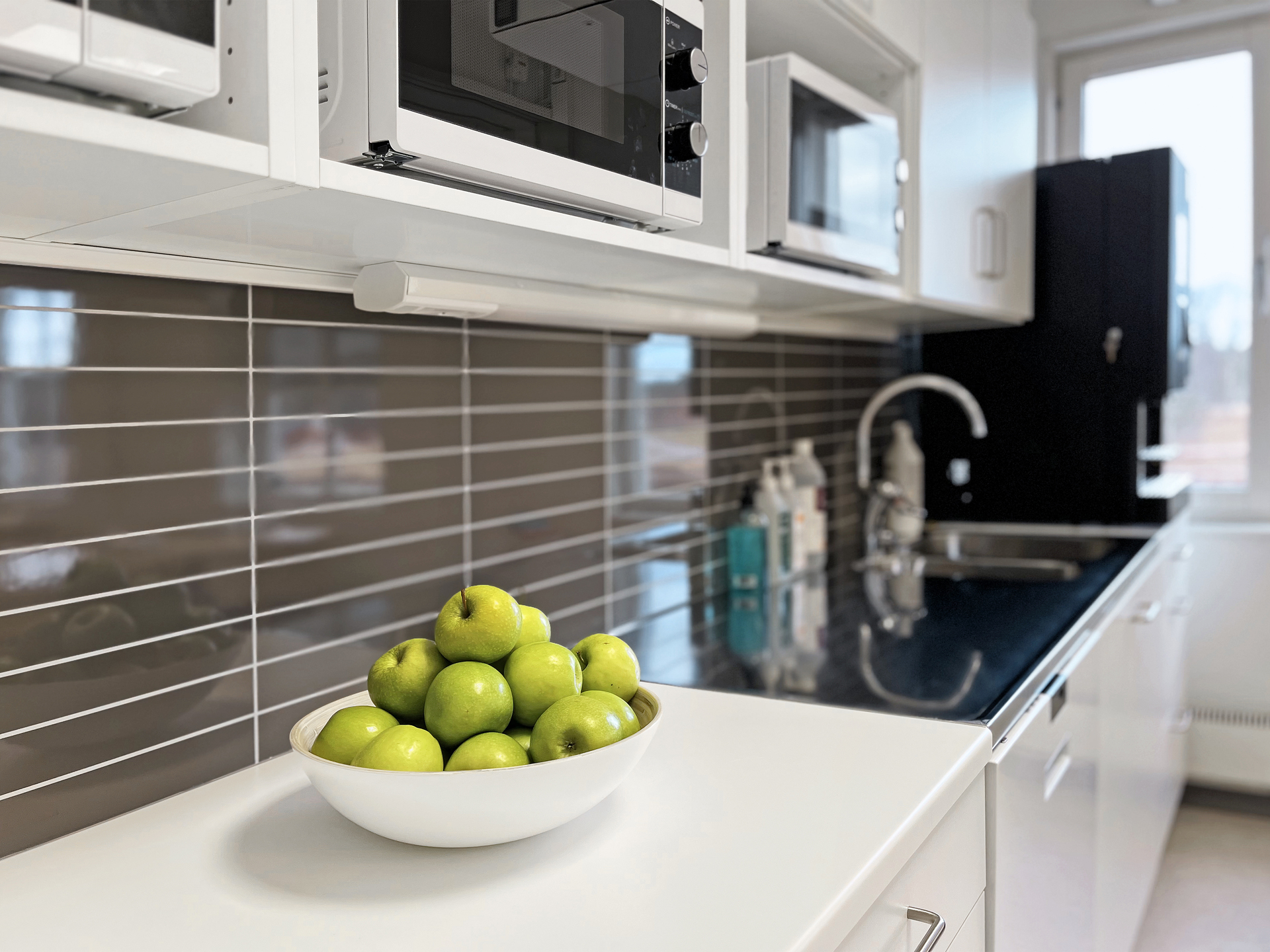 Personalutrymme med pentry i Skillingaryds vårdcentral, uppfört i vårdmoduler från Expandia, med modern köksinredning och funktionell arbetsmiljö för vårdpersonal