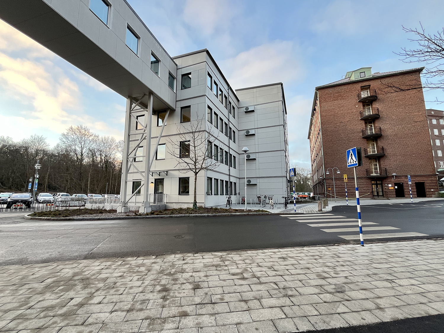 Vita vårdmoduler från Expandia vid Sahlgrenska sjukhuset i Göteborg, sammankopplade med befintliga sjukhusbyggnader via gångbro