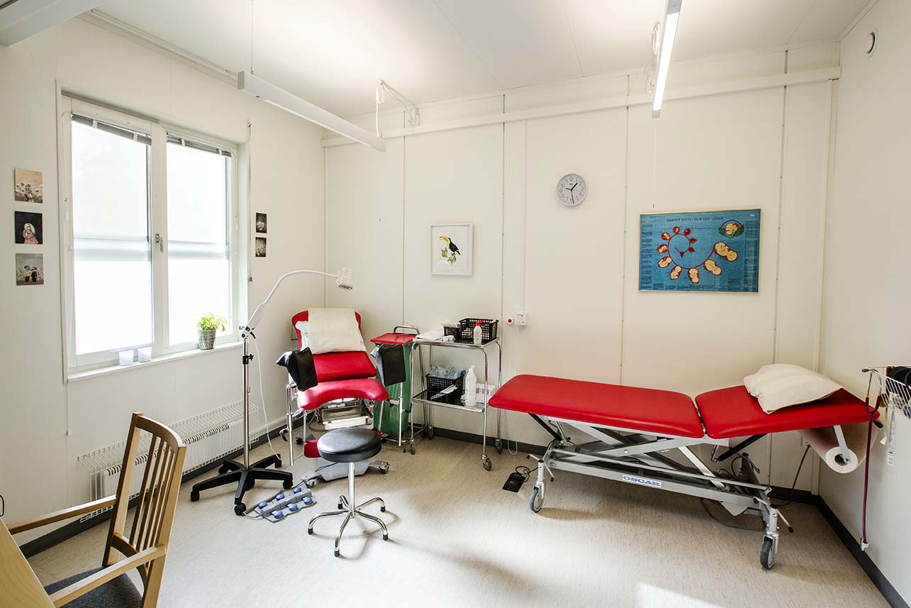 Undersökningsrum i vårdmottagning uppförd med moduler från Expandia, med brits, behandlingsstol och medicinsk utrustning.