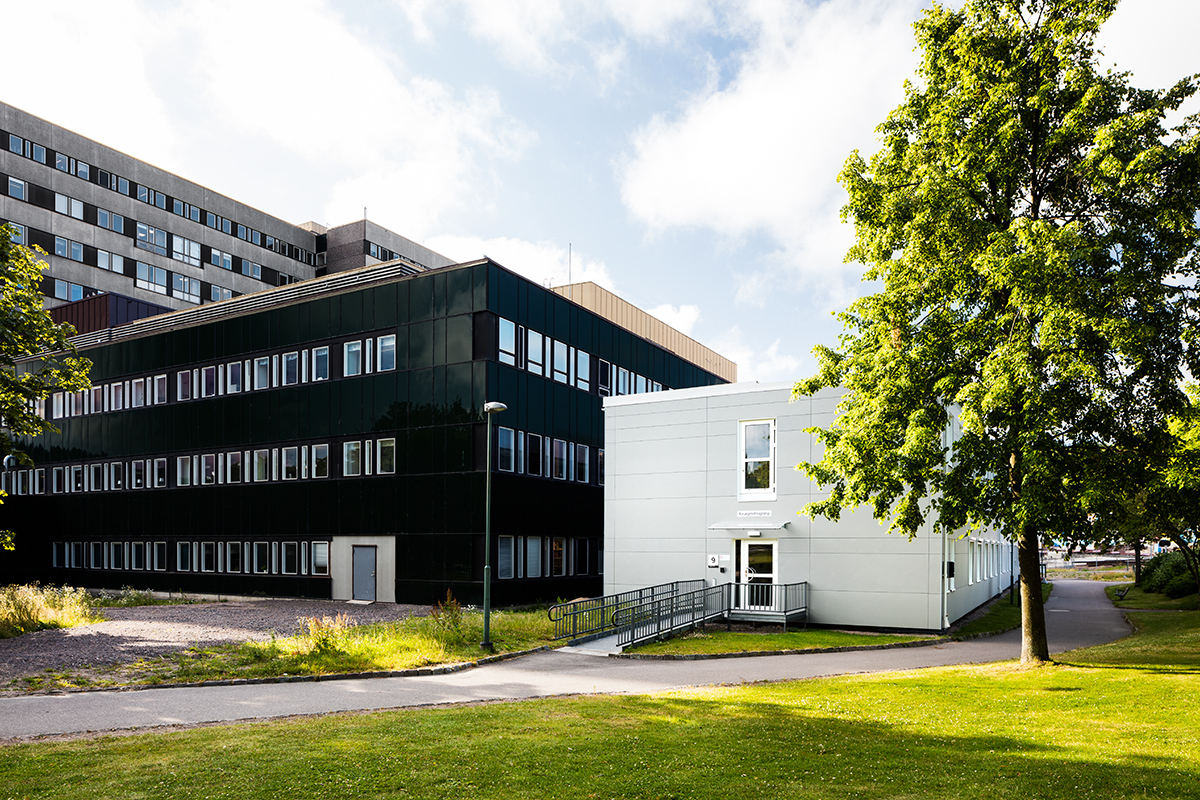 Moduler från Expandia vid Östra sjukhuset i Göteborg, använda som kirurgmottagning och förlossningsavdelning, placerade intill sjukhusets ordinarie byggnad.