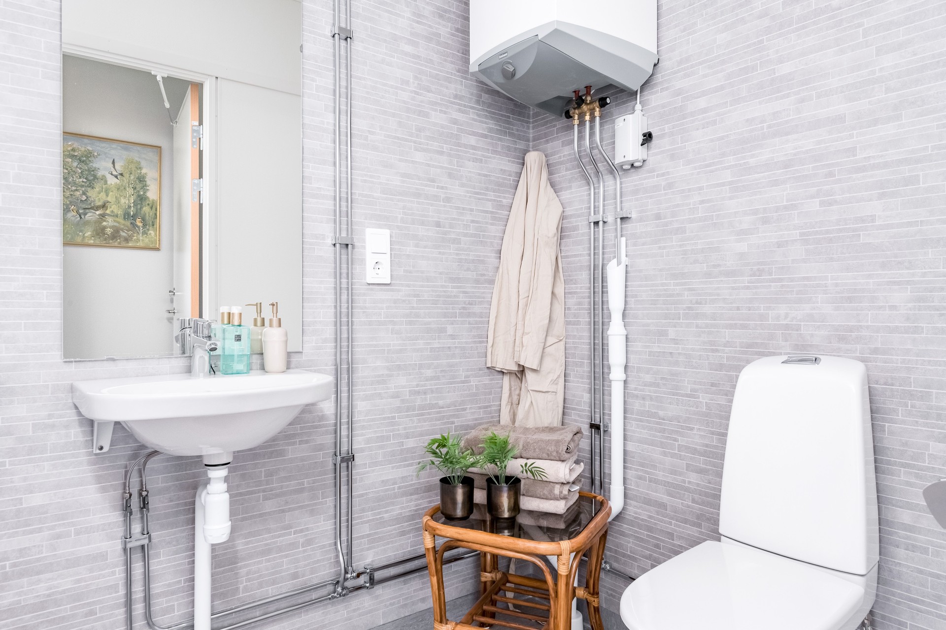 Stilrent och funktionellt badrum i modulbaserad studentbostad i Visby från Expandia.