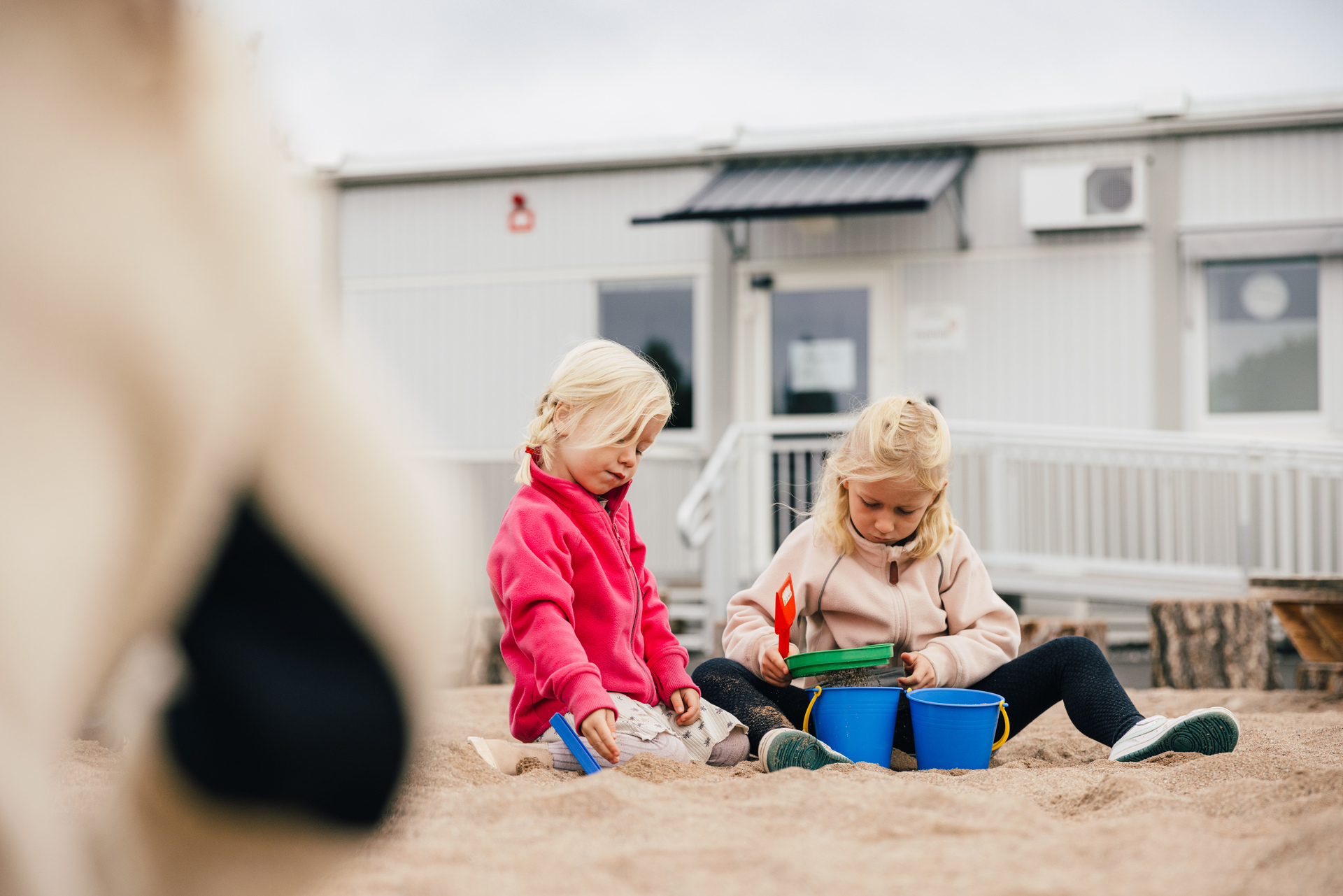 barn leker i sanden utanför förskolemoduler